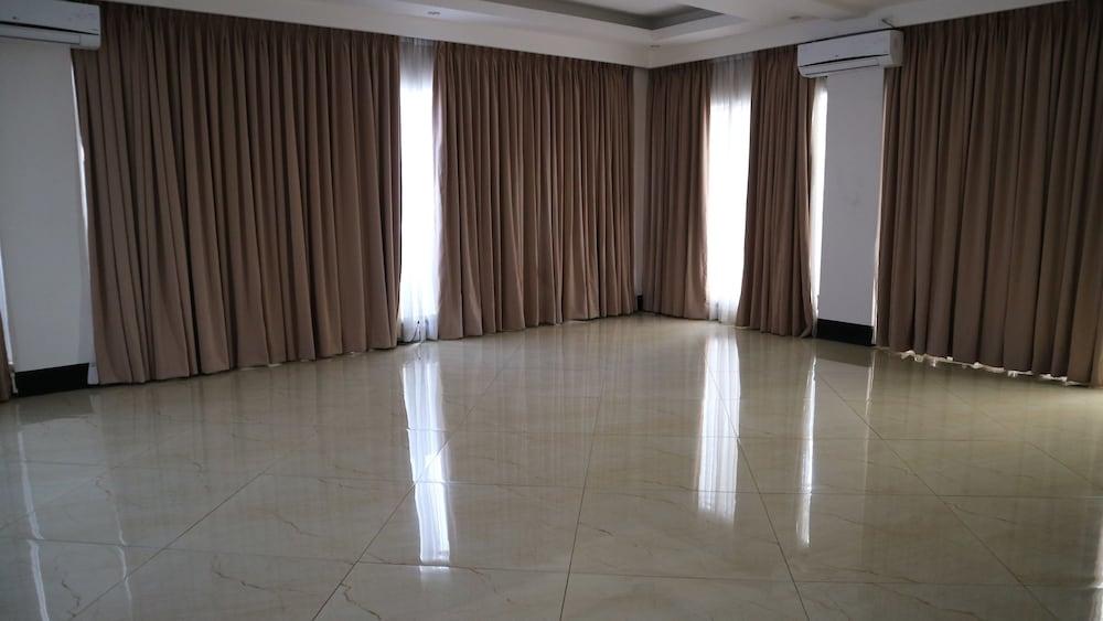 Doniti Suites And Events Place Mandaluyong Buitenkant foto